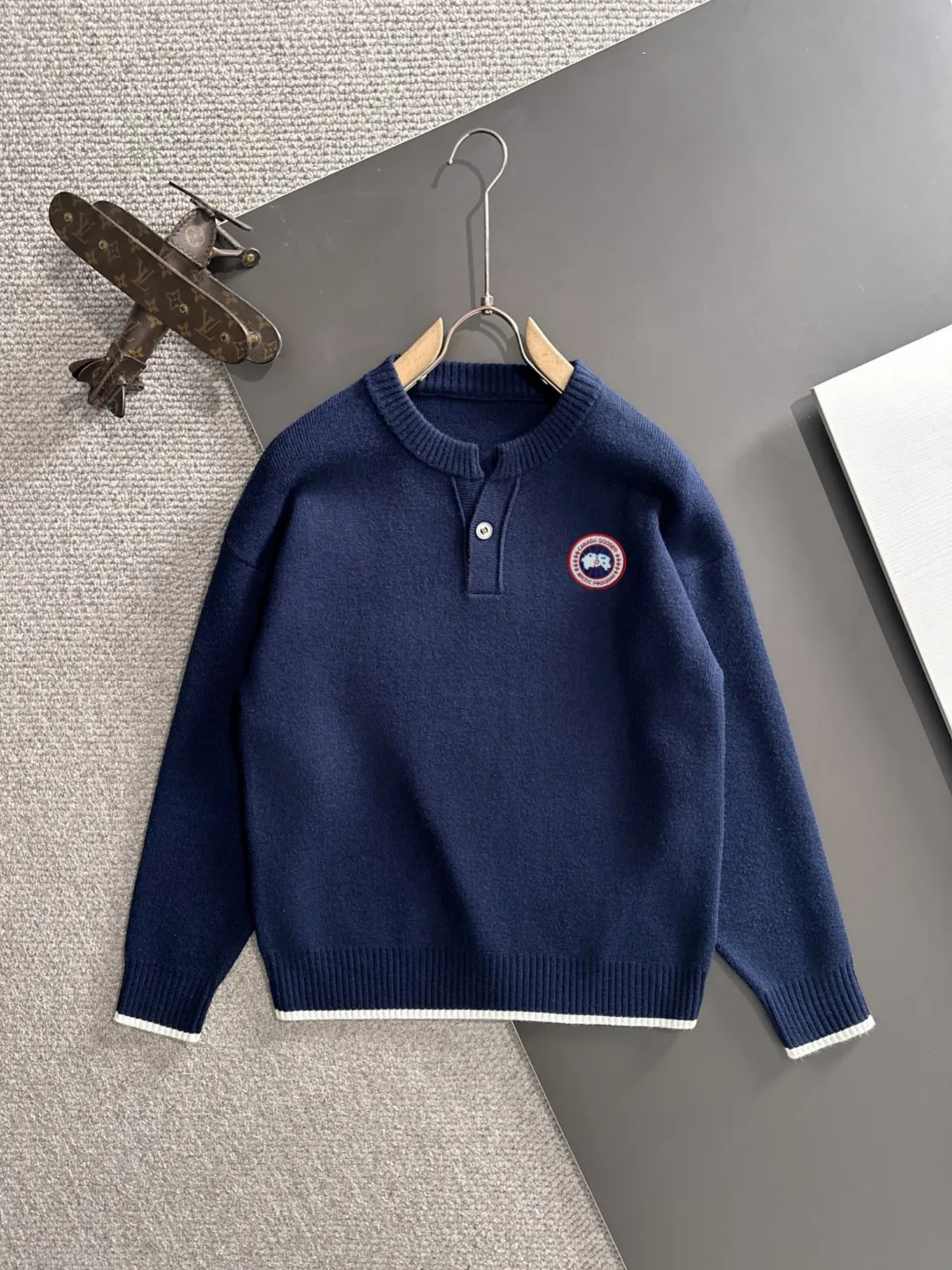 Next day shipping P360 Big Goose 2025 official website latest winter sweater, popular items are on sale at the counter simultaneously! Specially made of wool blended fabric. It feels comfortable and can be directly in contact with the skin. The logo badge is exquisitely embroidered, which is extremely eye-catching! The details highlight the fashionable charm of big brands. Exquisite workmanship. Three-dimensional cutting style. The wearing effect is invincible and handsome! All three standards are complete! Size: M-2XL